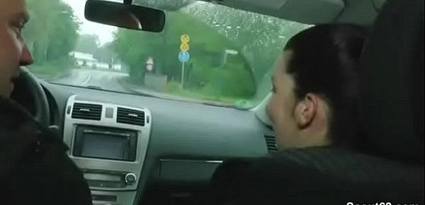 Deutsche Anhalterin laesst sich von Fremden als Dank fuer die Fahrt im Auto ficken